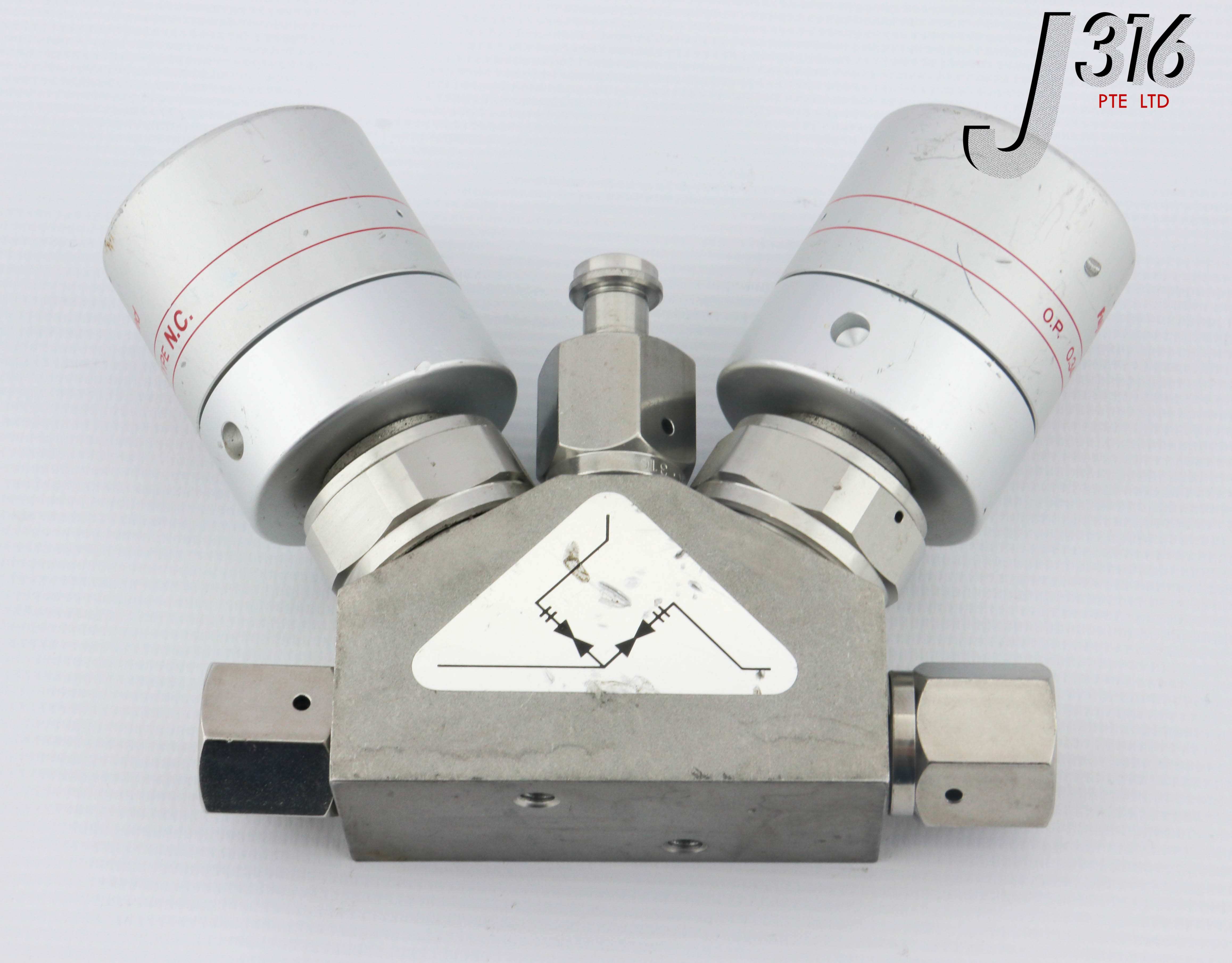 は 26469 FUJIKIN 3 WAY MONOBLK VLV, O.P. 0.34~0.49MPA, TYPE NC, 1/4
